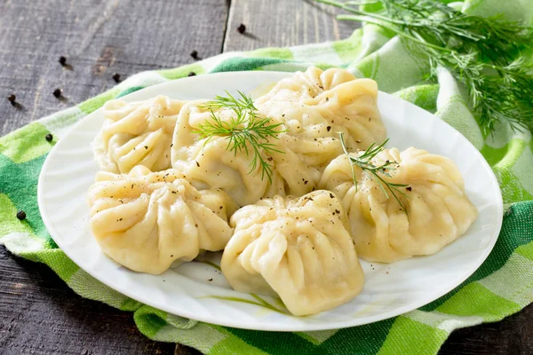 Tradicional khinkali georgiano en una mesa de madera, enfoque selectivo — Foto de Stock