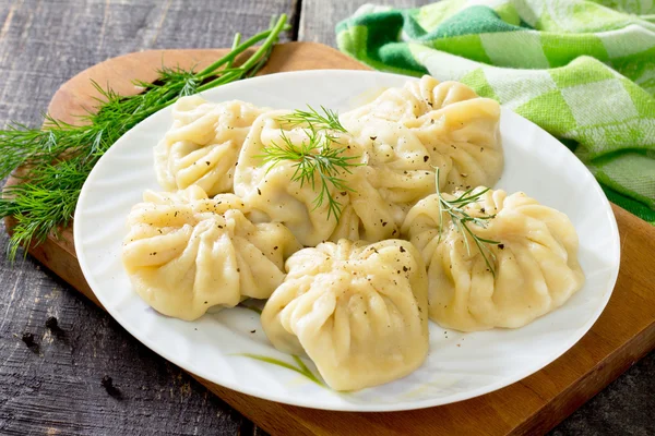 Tradicional khinkali georgiano en una mesa de madera, enfoque selectivo — Foto de Stock