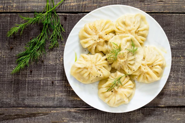 Tradicional khinkali georgiano, enfoque selectivo, vista superior . — Foto de Stock