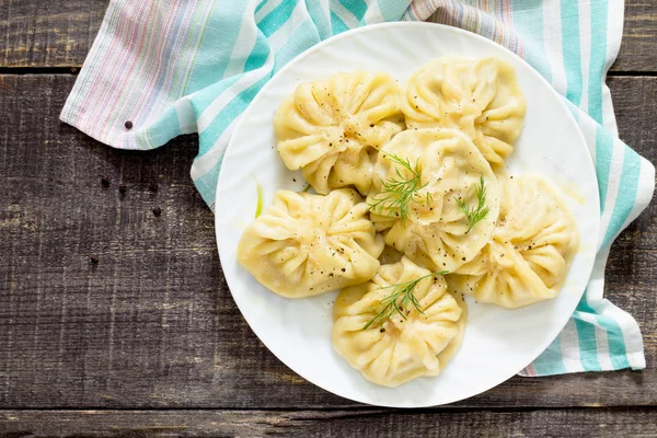 Tradicional khinkali georgiano, enfoque selectivo, vista superior . — Foto de Stock