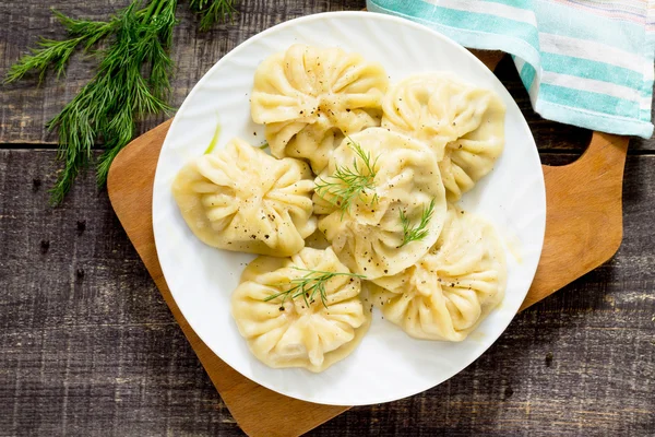 Tradicional khinkali georgiano, enfoque selectivo, vista superior . — Foto de Stock