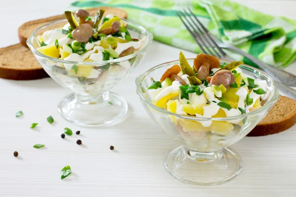 Ensalada con carne, patatas y champiñones, por lotes . —  Fotos de Stock