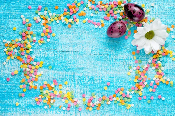 Osterhintergrund Konditor Zucker und Wachteleier auf einem Holz — Stockfoto