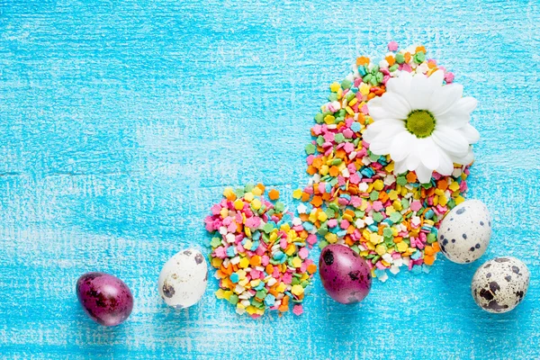 Composizione di uova di Pasqua di pasticceria zucchero guarnizione e quaglia — Foto Stock