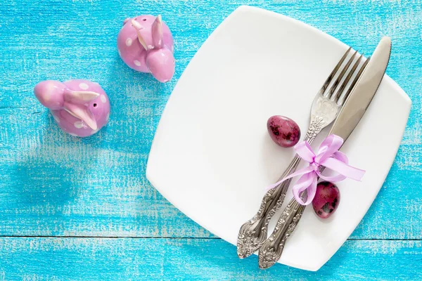 Apparecchiatura di tavola per una vacanza Easter - piatto, coltello, forchetta, quaglia e — Foto Stock