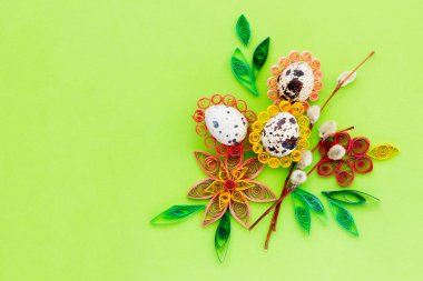 Quilling tekniği, üstten görünüm, seçici odak Paskalya kompozisyon
