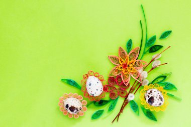 Quilling tekniği, üstten görünüm, seçici odak Paskalya kompozisyon