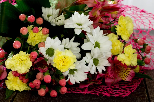 Güzel bir koyu ahşap masaya renkli çiçek buketi — Stok fotoğraf