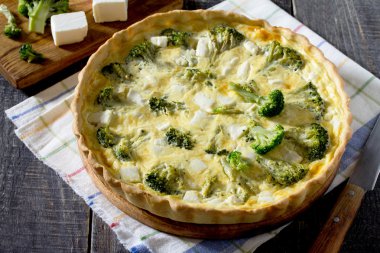Brokoli ve koyu ahşap üzerine peynir pasta kiş Lauren açın