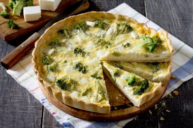 Pasta kiş Lauren açık brokoli ve peynir, seçici odak ile