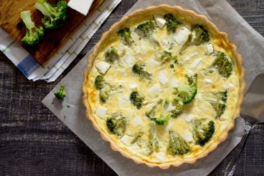 Brokoli ve koyu ahşap üzerine peynir pasta kiş Lauren açın