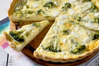 Beyaz ahşap bir masa üzerinde brokoli ile pasta kiş Lauren açın