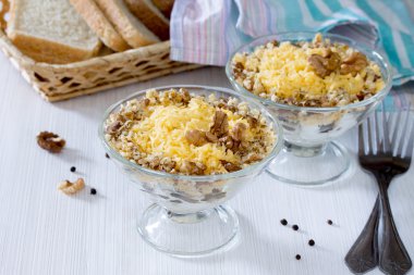 Et, Kuru erik ve ceviz ile şenlikli salata