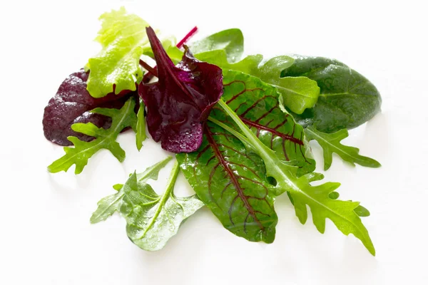 Blätter gemischter Salat auf weißem Hintergrund, selektiver Fokus. — Stockfoto