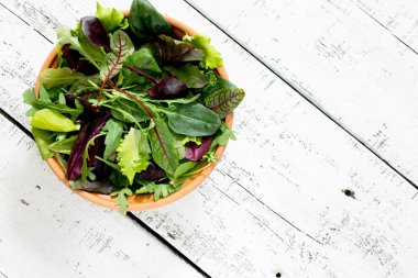 Salata metin, en iyi görünüm için yer seramik bir kasede karıştırın.