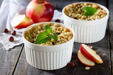 Tatlı harap elma ve koyu ahşap bir masa üzerinde fındık ile