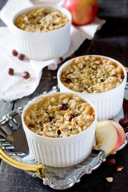 Tatlı kek elma ve fındık bir rustik tarzı ile