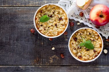 Tatlı harap elma ve fındık, üstten görünüm