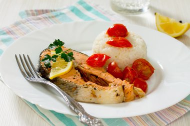 Seçici odak domates soslu somon biftek