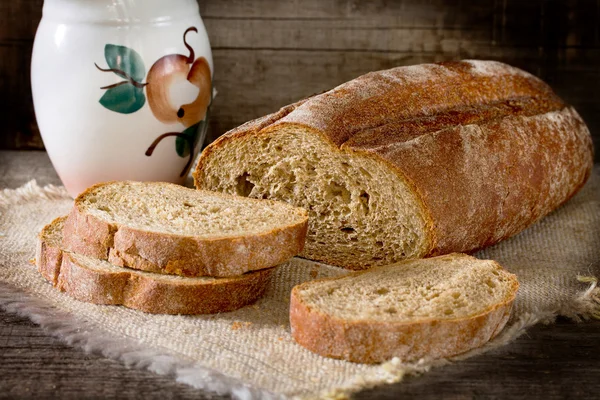 Plátky čerstvý chléb a mléko v rustikálním stylu — Stock fotografie