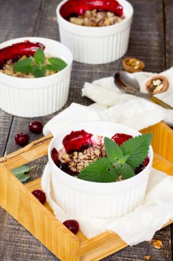 Ahşap arka plan, seçici odak üzerinde ev yapımı kiraz kek.