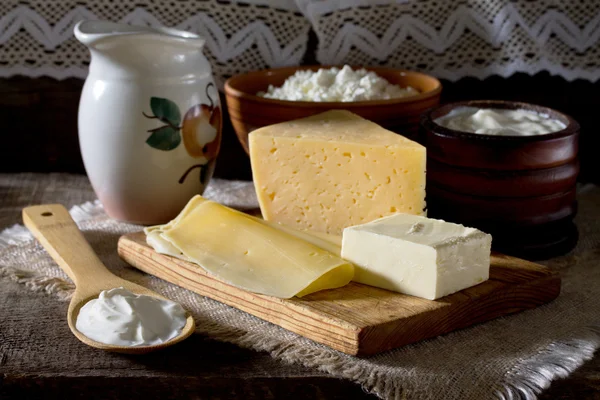 Dairy products (milk, cheese, butter, cottage cheese, sour cream — Stock Photo, Image