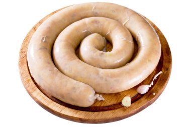 Bir ahşap tahta üzerinde çiğ sosis pastırma ile ev yapımı patates