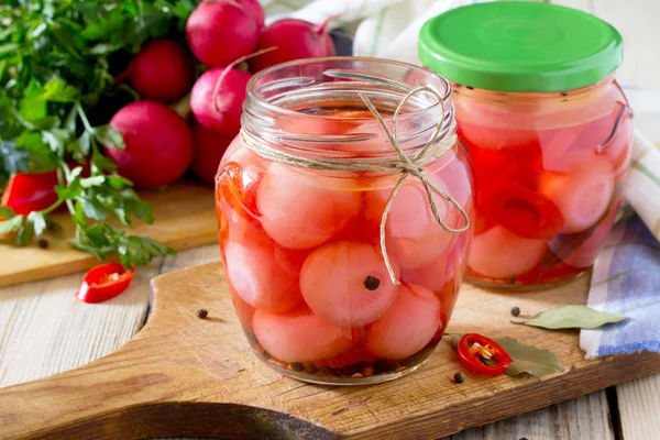 Grönsaker, Inlagd Rättika och chilipeppar på ett träbord. — Stockfoto