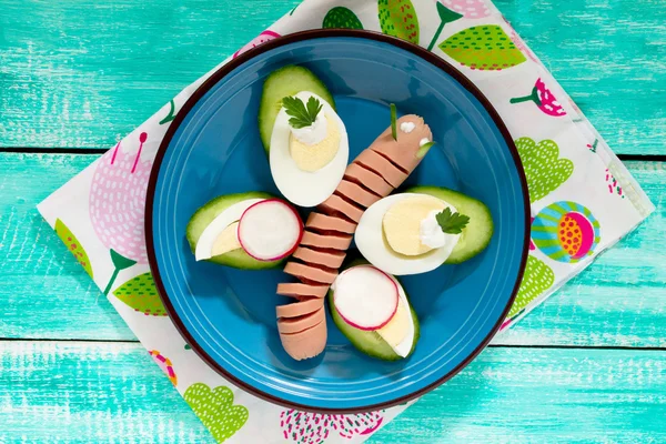 Смішний метелик, творчий сніданок для дітей огірок, Редіс — стокове фото