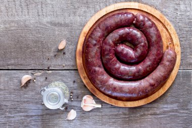 Ev yapımı sosis koyu ahşap tahta üzerinde ham