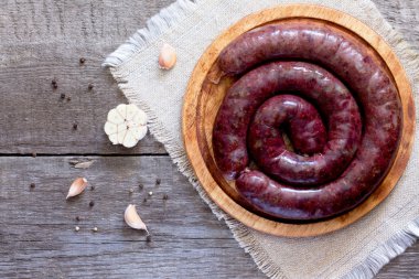 Ev yapımı sosis koyu ahşap tahta üzerinde ham