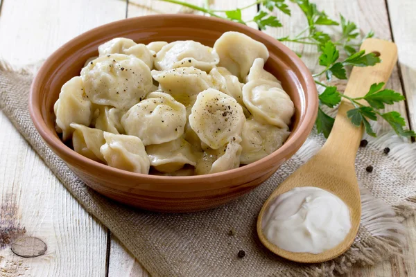 Dumplings con carne en el bowl sobre la mesa en un estilo rústico . — Foto de Stock