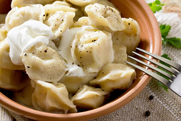 Dumplings con carne y crema agria, enfoque selectivo. Tradicional — Foto de Stock