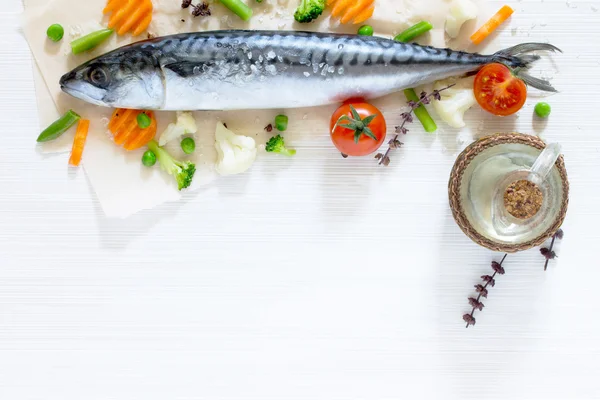 Свежие вкусные овощи и сырая рыба для приготовления пищи на деревянной спине — стоковое фото