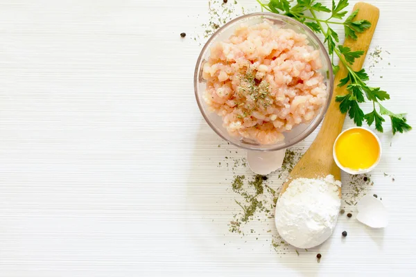 Sano sfondo alimentare, carne macinata cruda e spezie diverse su — Foto Stock