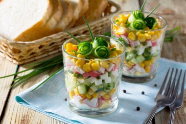 Yengeç sopa, Mısır, salatalık ve ahşap bir masa üzerinde yumurta salatası