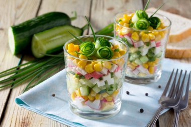 Yengeç sopa, Mısır, salatalık ve ahşap bir masa üzerinde yumurta salatası