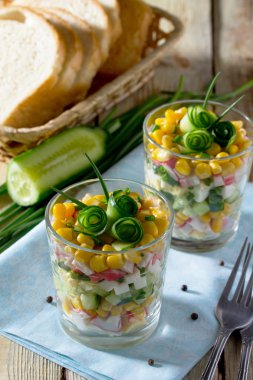 Salatalık salatası rulo gül şeklinde (yengeç sopa, kor