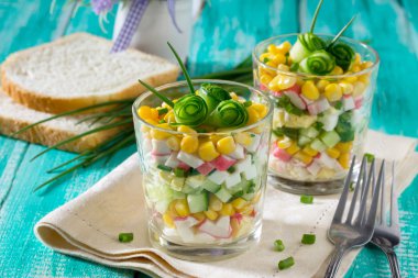 Salatalık salatası rulo gül şeklinde (yengeç sopa, kor