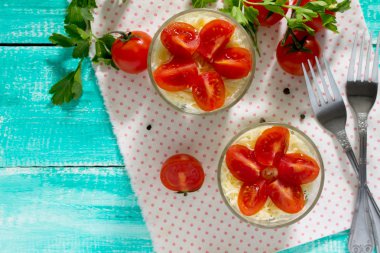 Et ve ahşap bir masa, üstten görünüm sebze salatası.