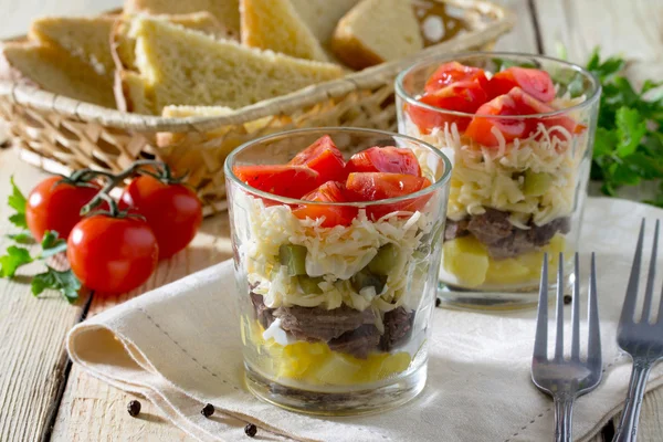 Салат с мясом и овощами на деревянном столе, селективный фокус — стоковое фото