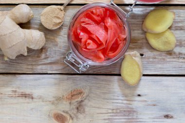 Zencefil kökü ve salamura zencefil dilimleri, seçici odak.