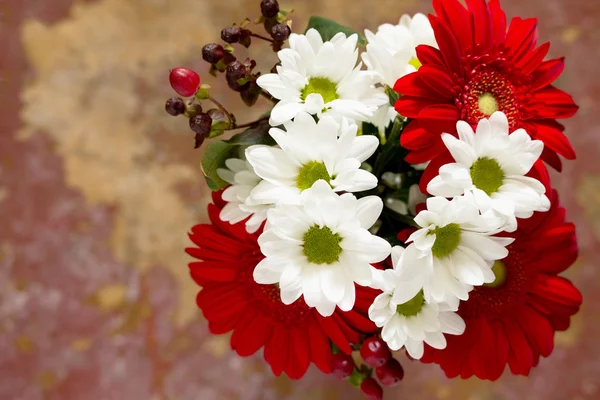 Ahşap bir v üzerinde kırmızı çiçek gerbera papatya ile çiçek Buket — Stok fotoğraf