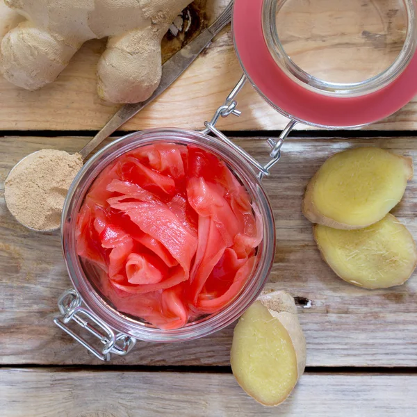 Raiz de gengibre e partes de gengibre conservado em escabeche em uma mesa de madeira, topo — Fotografia de Stock