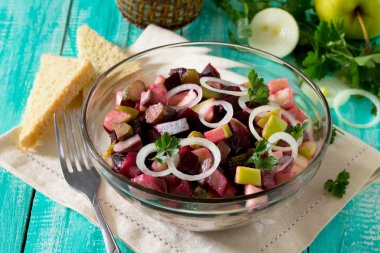 Ringa balığı ve sebze salatası (turşu salatalık, kırmızı pancar, bir