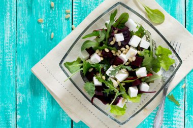 Salata roka yaprakları ile pancar, beyaz peynir ve çam fıstığı