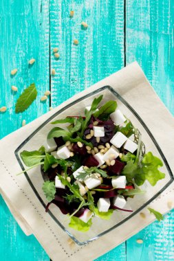 Salata roka yaprakları ile pancar, beyaz peynir ve çam fıstığı