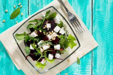 Salata roka yaprakları ile pancar, beyaz peynir ve çam fıstığı