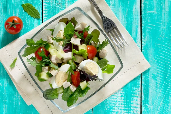 Salada de mistura de salada (espinafre, rúcula) com carne e legumes, topo — Fotografia de Stock