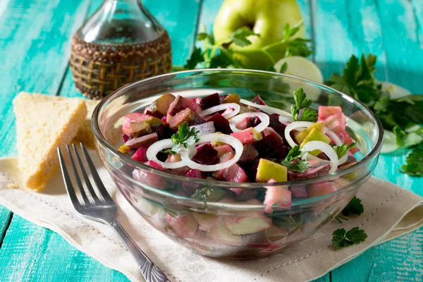 Salad with apple, herring and beetroot, filled with vegetable oi — Zdjęcie stockowe